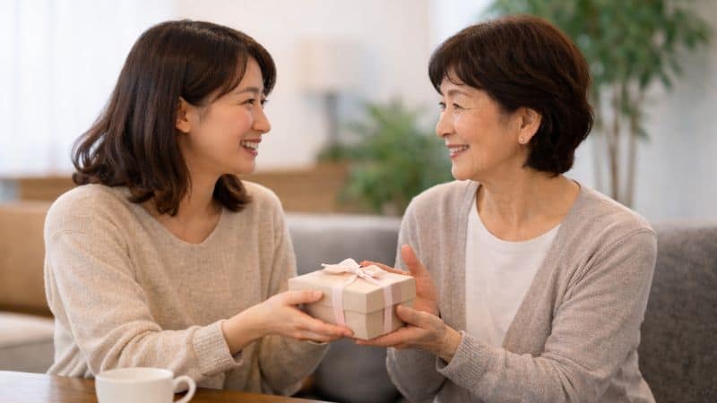 親が何もいらないと言うときのプレゼントを渡す親子のイメージ